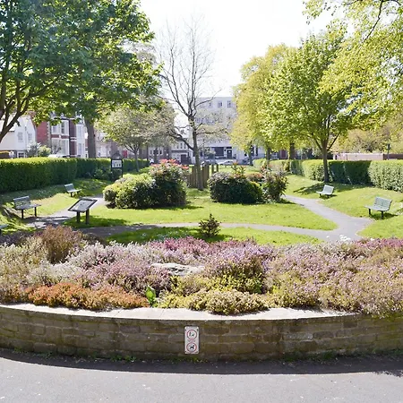 St Martins Square 2 *